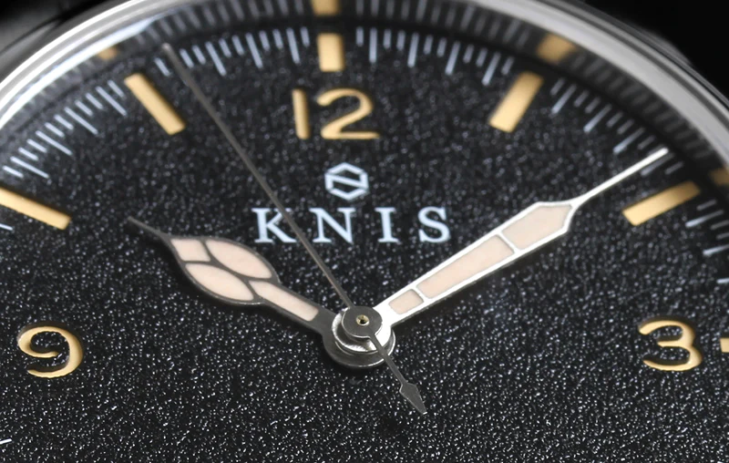 Detalle del dial del Knis Retro Modern